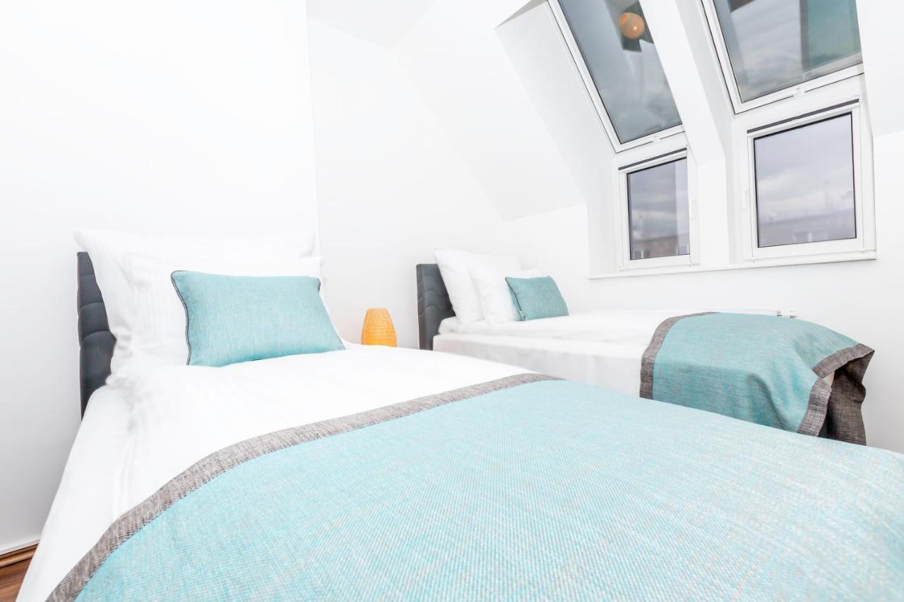 Simtown Suite Apartments Wina Bagian luar foto