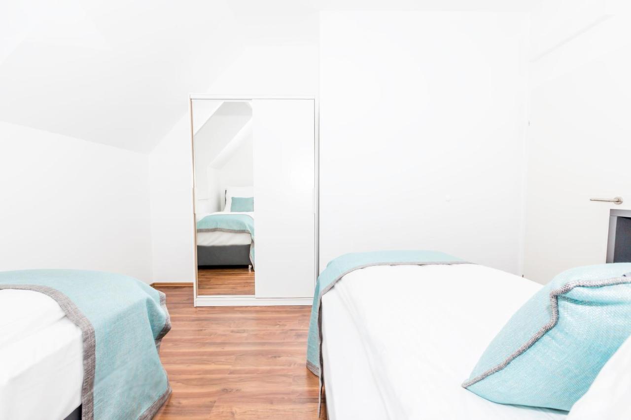 Simtown Suite Apartments Wina Bagian luar foto