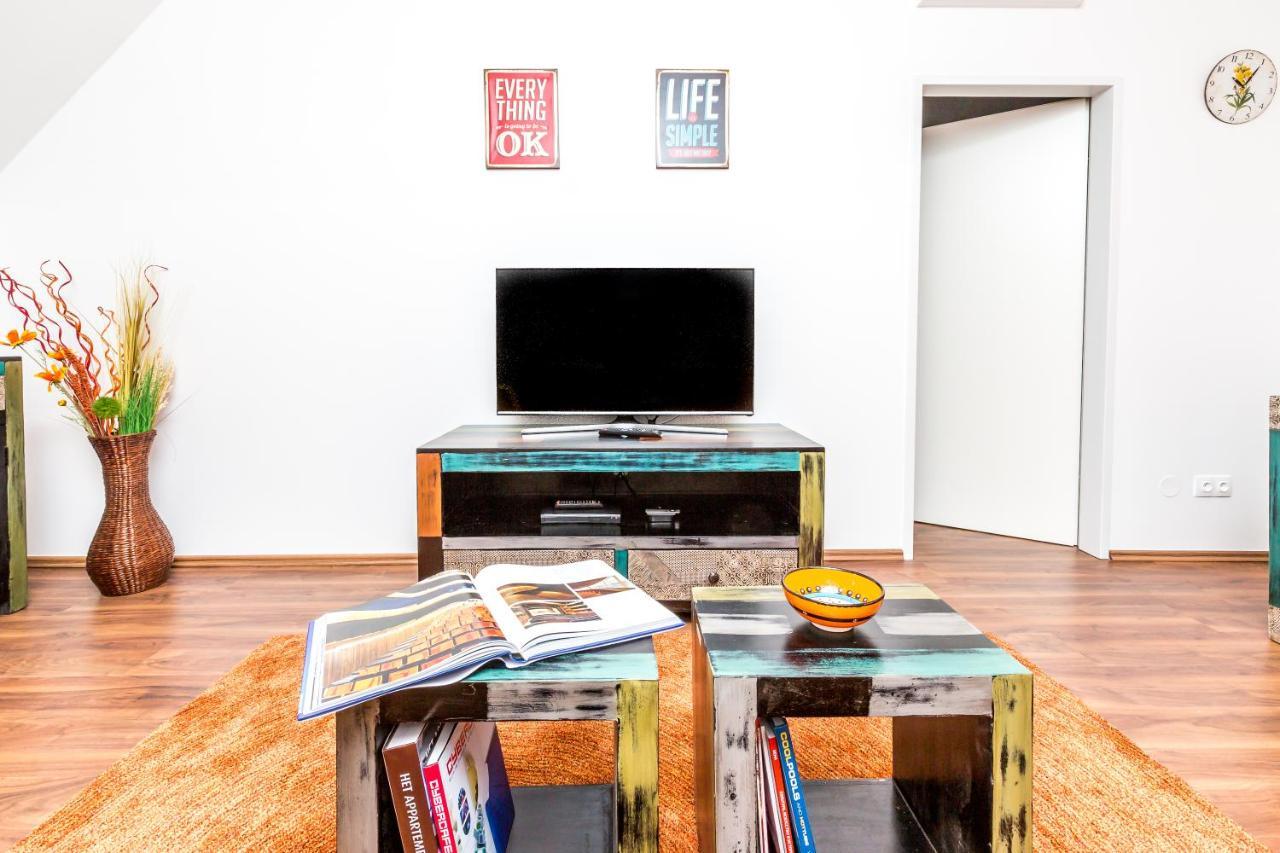 Simtown Suite Apartments Wina Bagian luar foto