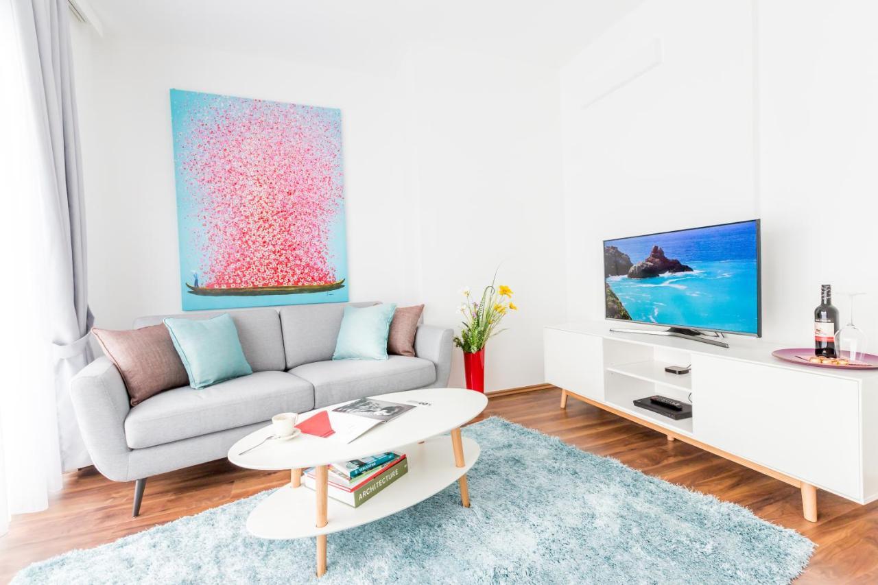 Simtown Suite Apartments Wina Bagian luar foto
