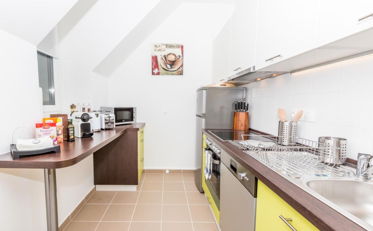 Simtown Suite Apartments Wina Bagian luar foto