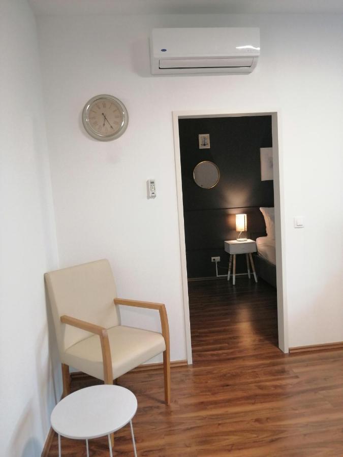 Simtown Suite Apartments Wina Bagian luar foto